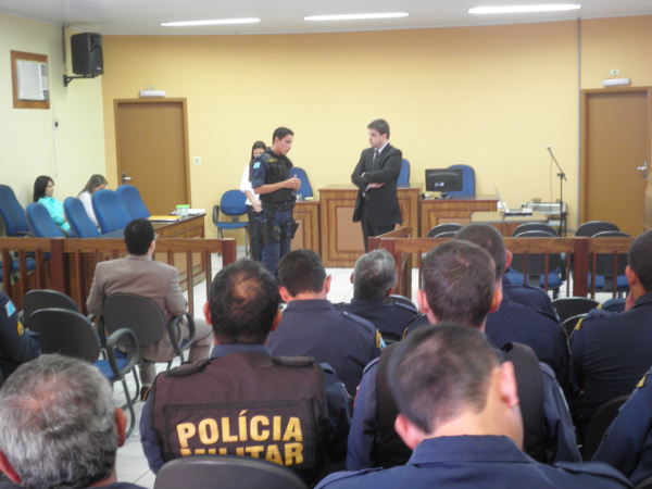 Aspirante a Oficial, Yuri Fernandes de Souza e o Juiz Eleitoral da 1ª Zona Eleitoral, Ricardo da Mata Reis durante reunião com os policiais militares da 3ª CIPM.