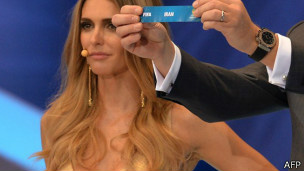 Dez brasileiros que foram notícia no mundo em 2013 Trajes de Fernanda Lima no sorteio da Copa foram censurados no Irã