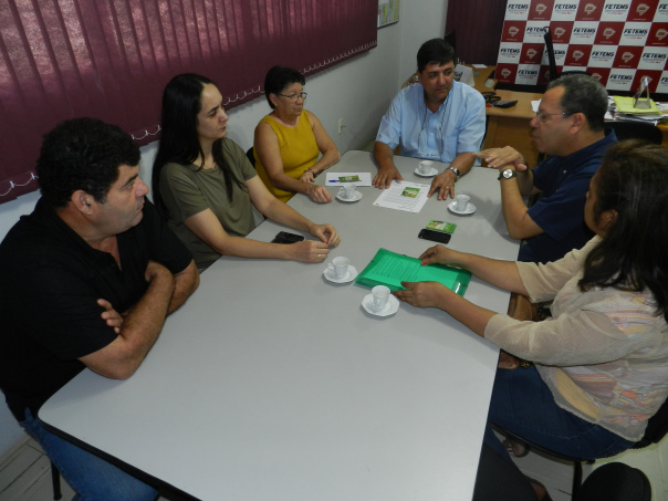Candidatos a prefeito de MS são convocados a assumir compromisso com educação O candidato a prefeito de Campo Grande, Marcelo Bluma em reunião com a diretoria da Fetems.