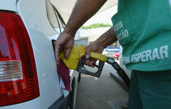 Gasolina pode ter nova alta ainda esse ano, diz Lobão Gasolina pode ter nova alta ainda esse ano, diz Lobão