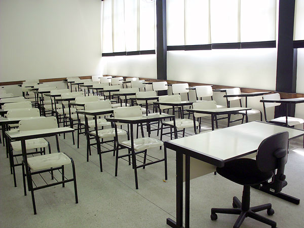 Aulas iniciam sem merenda, uniformes e kits escolares e com salas superlotadas