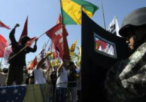Polícia usa gás para dispersar manifestantes que furaram bloqueio no Rio
