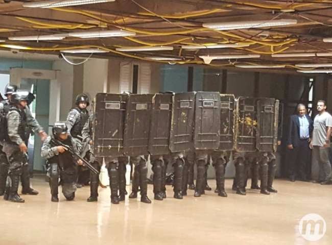 VÍDEO: servidores quebram vidro, invadem Assembleia e PM revida com bombas Foto: Divulgação