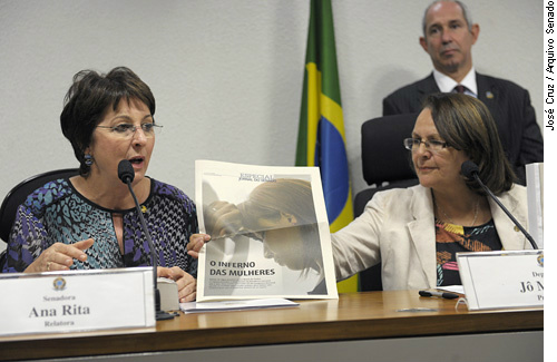 Em agosto, a CPI da Violência contra a Mulher entregou seu relatório final à presidente Dilma Rousseff em sessão do Congresso