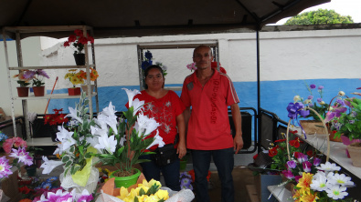 Dia de Finados é comemorado com orações e homenagens em Amambai Rose Farias e Carlos Lorival / Foto: Moreira Produções