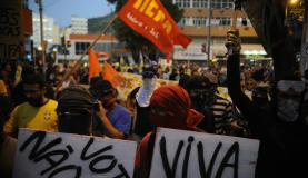 Manifestantes protestaram ontem (15), na Tijuca, bairro próximo ao Maracanã, contra gastos públicos com a CopaFernando Frazão/Agência Brasil