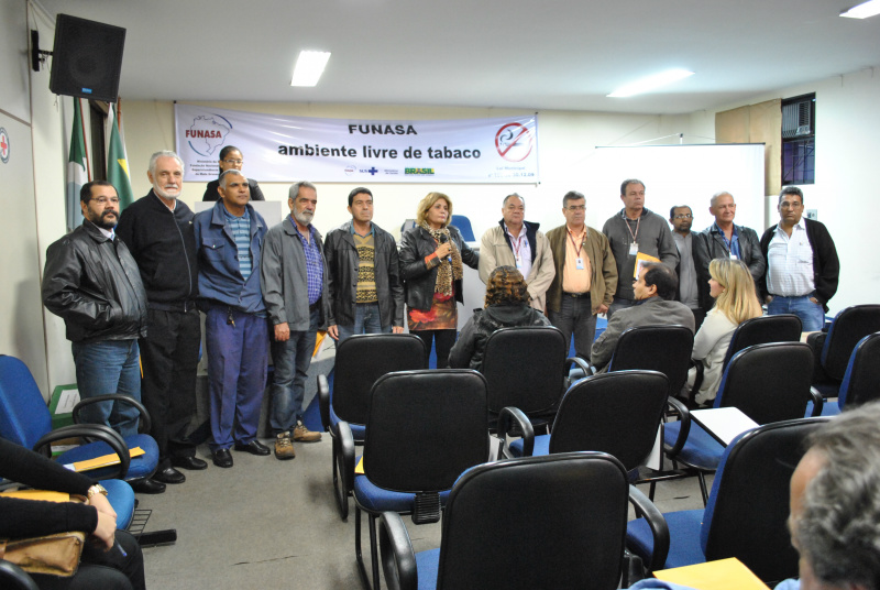 Funasa promove palestras para servidores em comemoração ao Dia do Motorista O Superintendente da FUNASA de MS, Pedro Teruel e a assistente social Denize Soares em companhia dos motoristas da Fundação homenageados no evento.