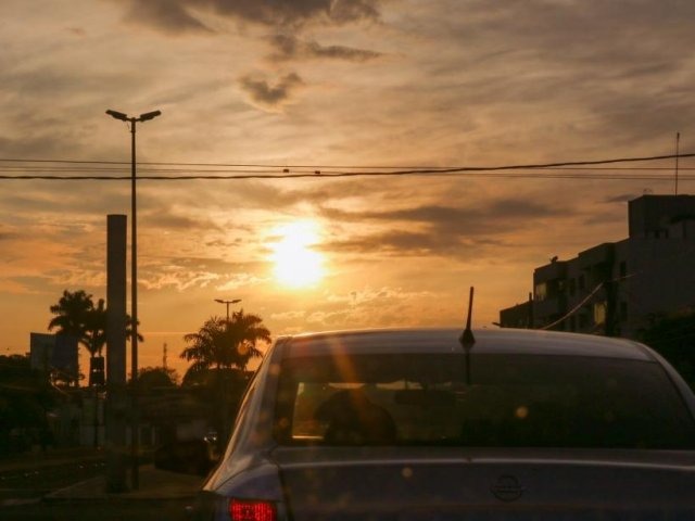 Dia amanhece com céu aberto, mas previsão é de chuvas isoladas