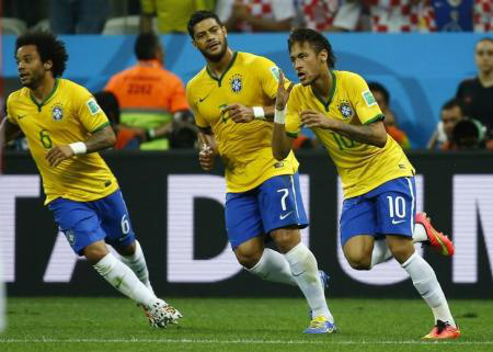 Neymar, Hulk e Marcelo comemoram gol do Brasil contra a Croácia. 12/06/2014 