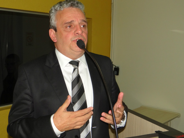 Protético busca informações sobre atendimentos na área da saúde em Amambai Vereador de Amambai, Roberto Protético (PSD) Foto: Moreira Produções