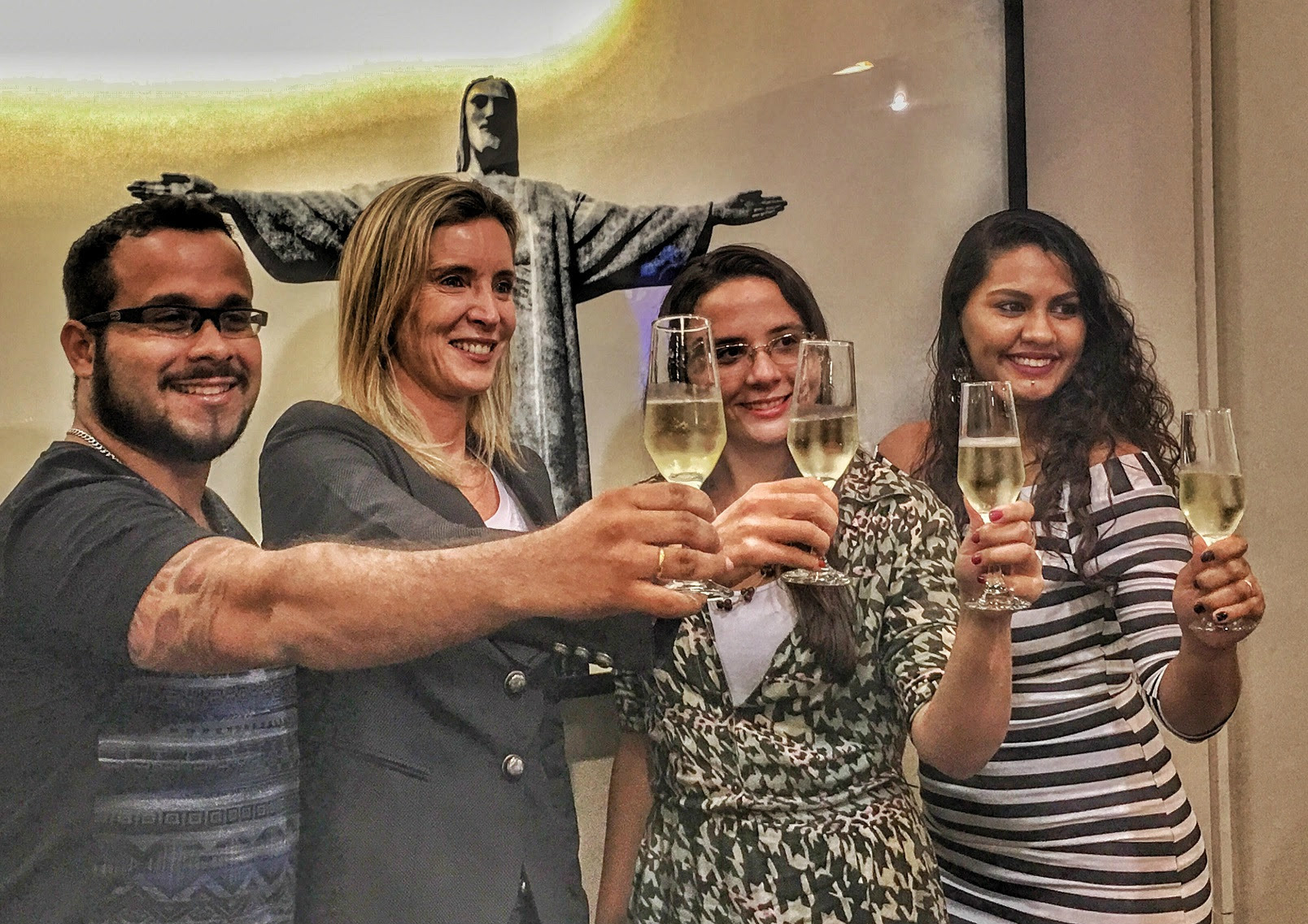 15º Ofício de Notas do Rio de Janeiro realiza registro de União Poliafetiva Leandro, Yasmin e Thaís lavraram a escritura que atesta o relacionamento na última sexta-feira, 01. O trisal já vivia junto há três anos e estão dispostos a transpor barreiras e levar a discussão à sociedade