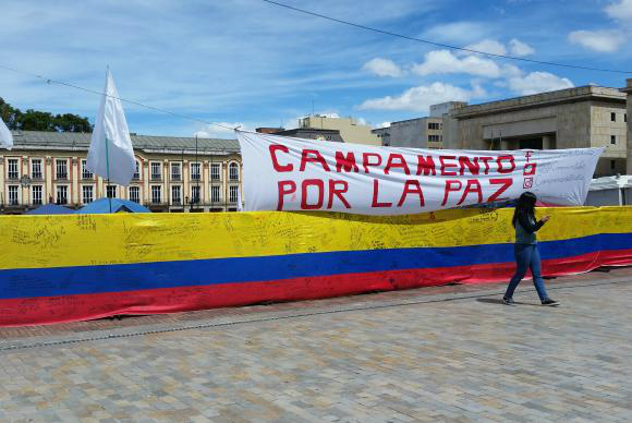 Colômbia reúne propostas para "melhorar" acordo de paz com Farc Jovens acampam no centro histórico da capital para exigir acordo de paz imediato na ColômbiaSabrina Craide – Repórter da Agência Brasil