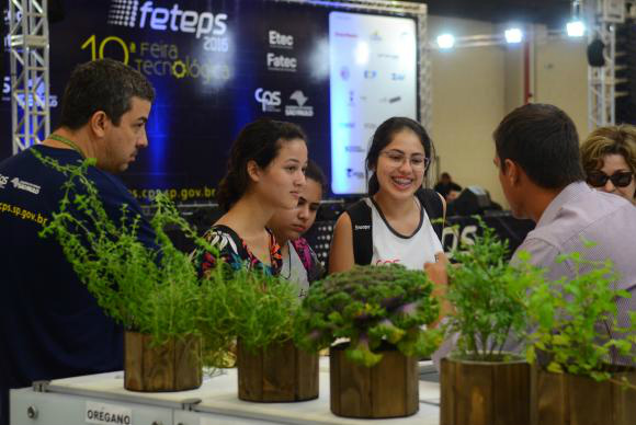 São Paulo - Alunos das Escolas Técnicas e Faculdades de Tecnologia participam da 10ª Feira Tecnológica do Centro Paula Souza, no Centro de Eventos Pro Magno (Rovena Rosa/Agência Brasil)Rovena Rosa/Agência Brasil