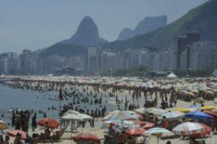 Tiroteio na festa de réveillon em Copacabana deixa 12 feridos Mais cedo, muita gente já estava acampada na areia para a tradicional queima de fogos, de 16 minutos