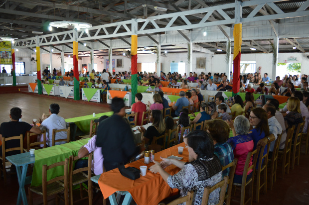 Cerca de 500 pessoas estiveram presentes na confraternização alusiva ao Dia do Professor / Foto: Moreira Produções