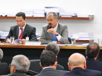 Comissão aprova Lei Geral da Copa com meia-entrada só para idosos O relator da Lei Geral da Copa, deputado VicenteCândido (à dir.), durante análise do texto nacomissão especial (Gustavo Lima/Ag. Câmara)