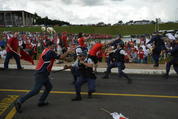 Manifestantes e policiais entram em confronto durante protesto contra o Projeto de Lei 4330/04, que libera a terceirização para todas as atividades das empresas / Wilson Dias/Agência Brasil