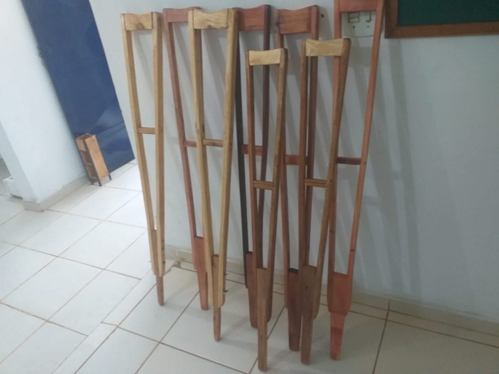 Muletas confeccionadas em presídio ajudam assistência à saúde municipal