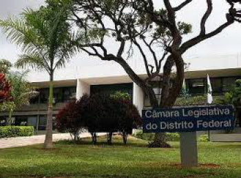 Câmara Legislativa do DF aprova fim do 14º e 15º salários de deputados