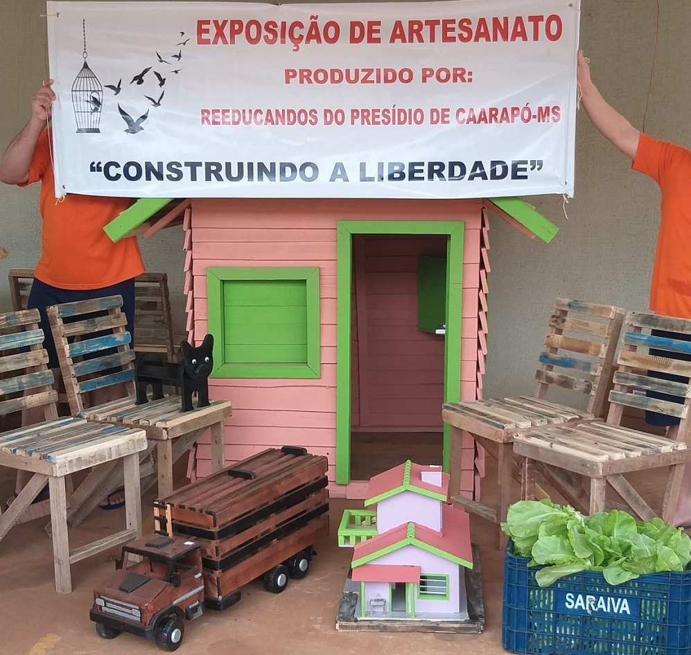 Muletas confeccionadas em presídio ajudam assistência à saúde municipal