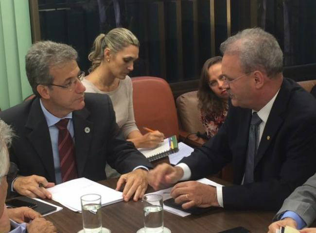 Geraldo lamenta morte de bebês e cobra providências Deputado Geraldo Resende discute com o ministro Arthur Chioro resgate de recursos do Instituto da Mulher e da Criança.