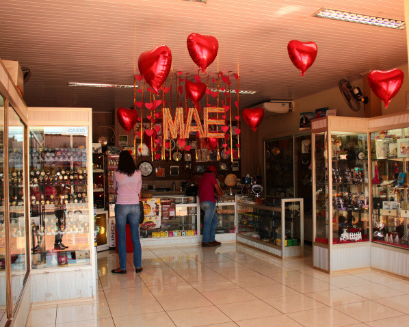 Grande parte das vitrines de Amambai estão decoradas para a data;exemplo é a Relojoaria Seiko.  / Foto: Moreira Produções 