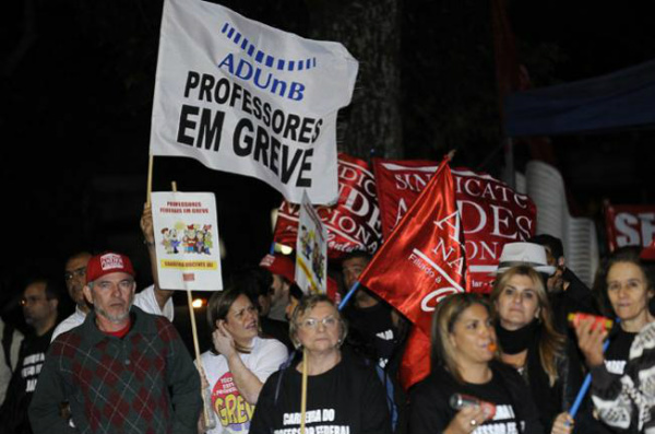 MEC encerra negociações com docentes de universidades MEC encerra negociações com docentes de universidades