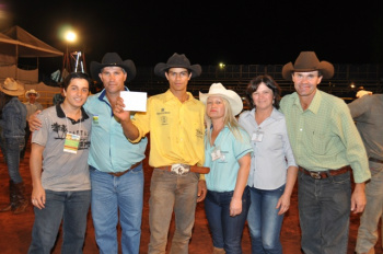 Peão de Tacuru é campeão do rodeio da 3ª Expoaral Presidente do Sindicato Rural de Aral Moreira, Osvin Mitanck fez a entrega da premiação ao campeão do rodeio da Expoaral 2011, Fernando Peixoto. (Foto: Luiz C. de Assis )
