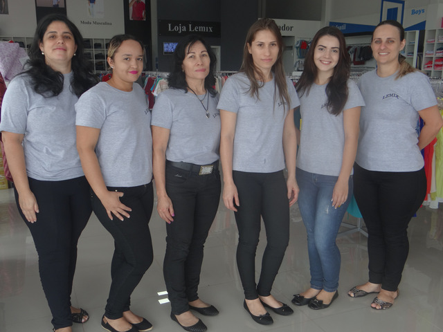 Comércio amamabaiense está otimista com o Dia das Mães A proprietária da Lemix Confecções acompanhada de suas colaboradoras / Foto: Moreira Produções