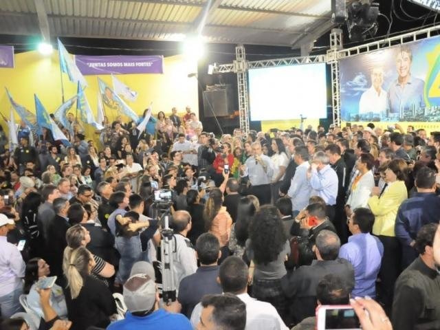 Governador Reinaldo Azambuja, cercado de apoiadores na sede do comitê Central do PSDB. (Foto: Paulo Francis)