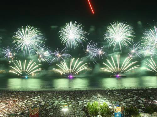 Revéillon de Copacabana atraiu 2 milhões de pessoas Foram mais de nove horas de shows de 20 artistas ,entre eles Nando Reis, Lulu Santos, Carlinhos Brown e Anitta