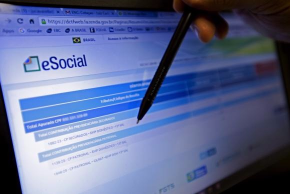 Implantação do eSocial para empresas começa em janeiro de 2018 Implantação do eSocial para empresas começa em janeiro de 2018