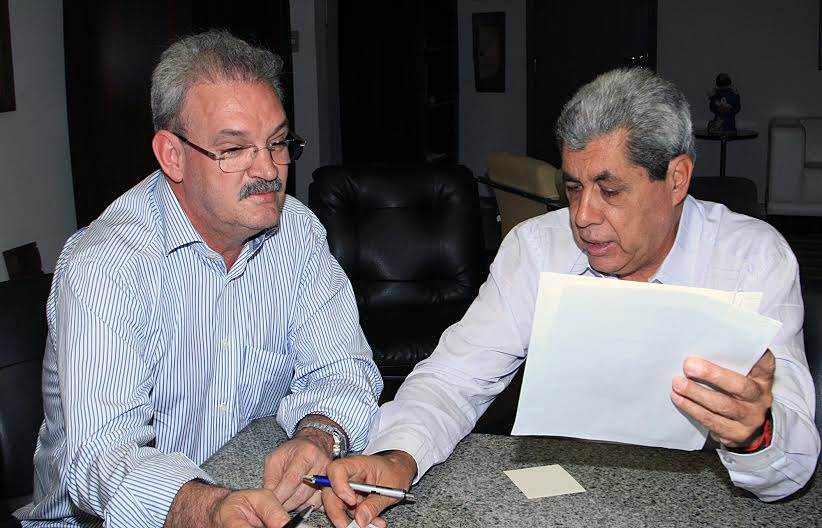 Em audiência, governador André Puccinelli confirma a Geraldo Resende que presídio feminino não vai para área central de Dourados. (Foto: Edemir Rodrigues)