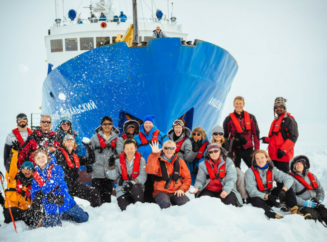 O MV Akademik Shokalskiy ficou preso no gelo desde o dia 24 de dezembro