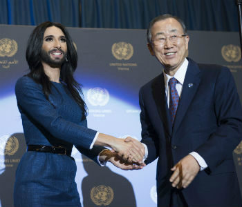 Ban Ki-moon (esq.) cumprimenta Conchita Wurst durante encontro em Viena. Foto: ONU/Amanda Voisard