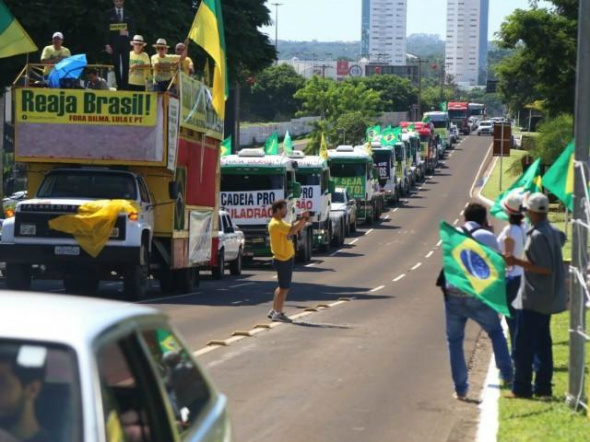 Campo Grande realiza carreata pró-impeachment da presidenta Dilma Carreata seguindo pela Avenida Afonso Pena ganha adesão de motoristas e apoio da população. (Foto: Fernando Antunes)