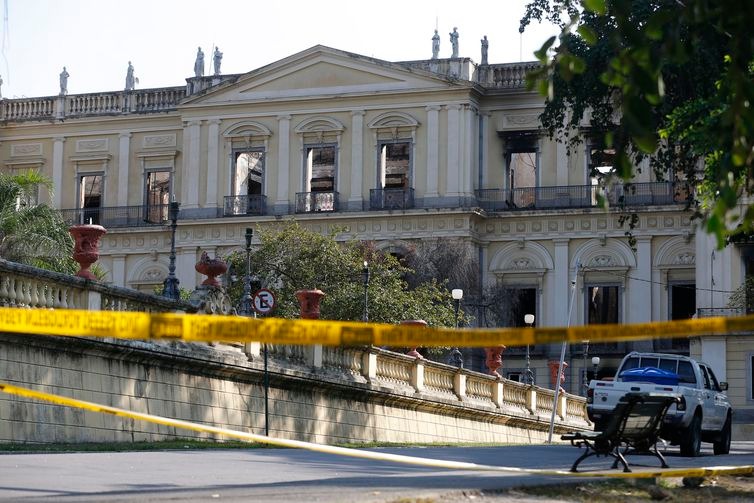 MEC libera R$ 8,9 milhões para obras emergenciais no Museu Nacional Construção de barreira nos arredores do Museu Nacional do Rio de Janeiro, após o incêndio.