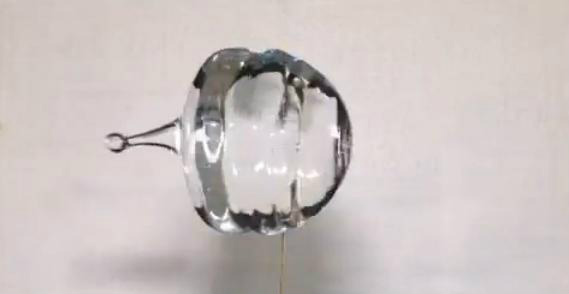 Astronautas fazem experimentos com água em gravidade zero Astronautas fazem experimentos com água em gravidade zero