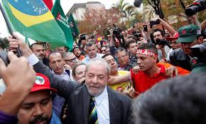 Após cinco horas, termina depoimento de Lula ao juiz Sérgio Moro Cercado por apoiadores, Lula chega à Justiça Federal em Curitiba para depor ao juiz Sergio / Foto: Divulgação