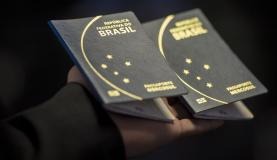 Emissão de passaporte exigirá menos documentos Lista de documentos exigidos para emissão de passaporte será reduzida a partir de dezembro Marcelo Camargo/Agência Brasil