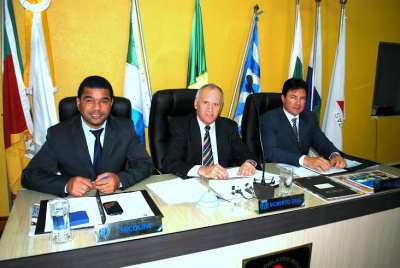 Câmara de Amambai propõe comissão para apurar denúncia de venda de passagens E/D-Vereadores David Nicoline (1º secretário), Roberto Dias (presidente) e Jaime Bambil (vice-presidente) da mesa diretora do legislativo de Amambai - Foto: /Assessoria