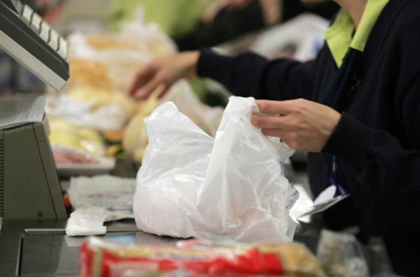 Supermercados não estão obrigados a dar sacolas