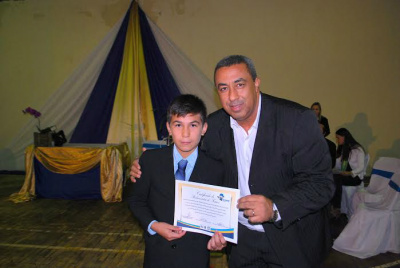 Parlamentar do Futuro recebendo diploma das mãos do vereador Carlinhos / Foto: Assessoria
