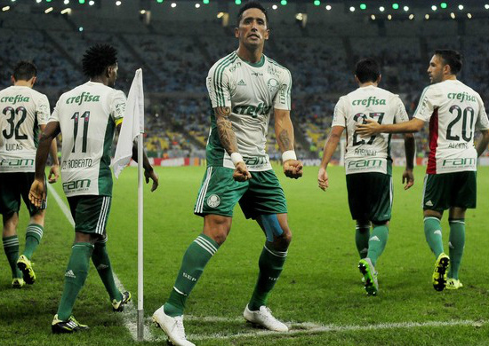 Barrios resolveu contra o Fluminense nesta quarta-feira (Foto: Dhavid Normando - Agência Estado)