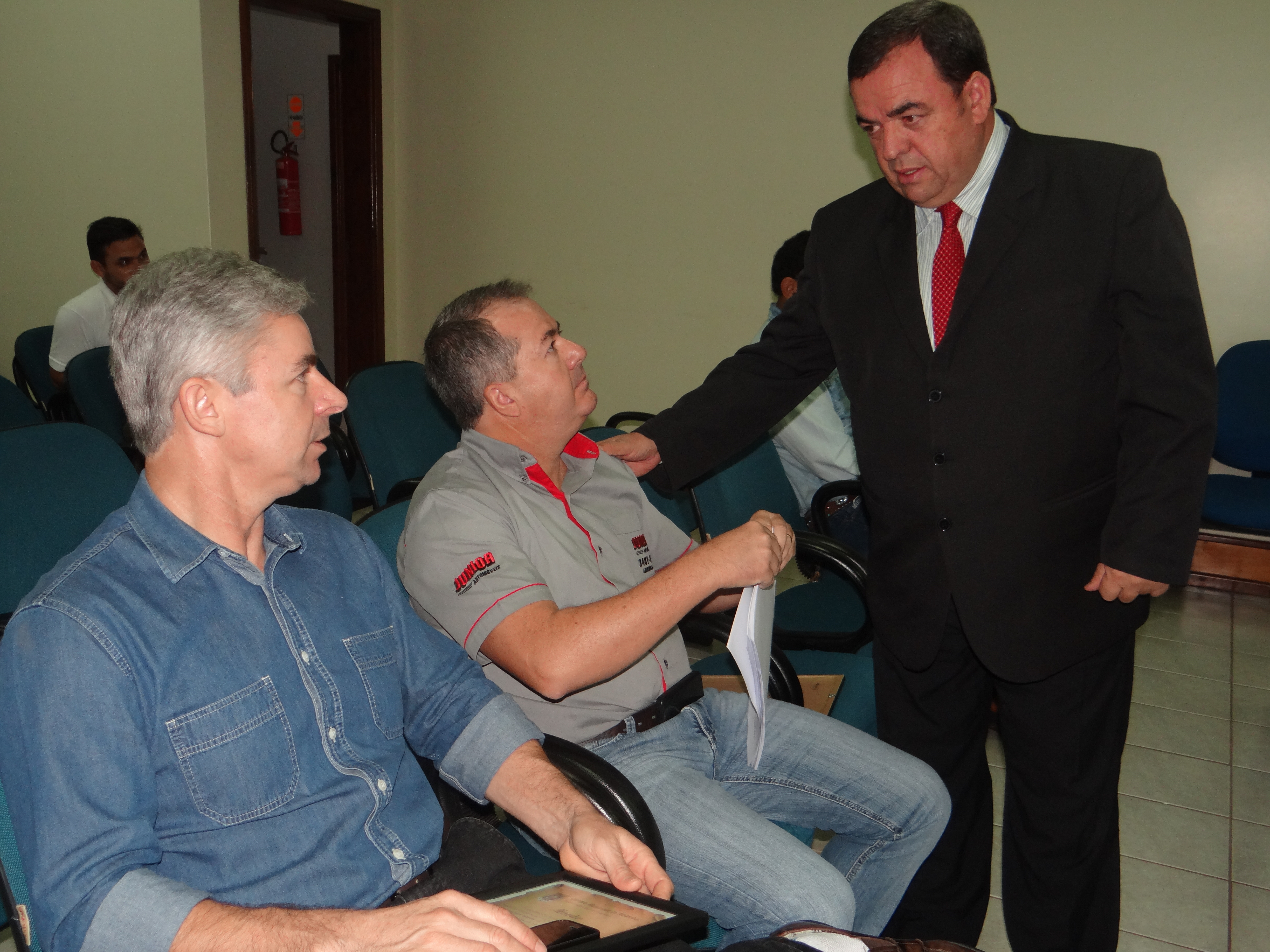 Projeto beneficia empresas de Amambai Vereador Dilmar Bervian (DEM) entrega cópia do PL ao presidente da Acia, empresario Clemente Junior / Foto: Moreira Produções