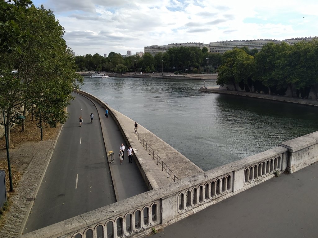 Paris em 10 dias, por Viviane Viaut - parte 1 O rio Sena é um rio do norte de França que banha a capital, Paris e que deságua no Oceano Atlântico. Tem uma extensão de 776 km. Nasce a 470 metros de altitude, na Meseta de Langres, em Côte-d'Or. O seu curso tem uma orientação geral de sudeste a noroeste. Deságua no canal da Mancha, perto de Le Havre.