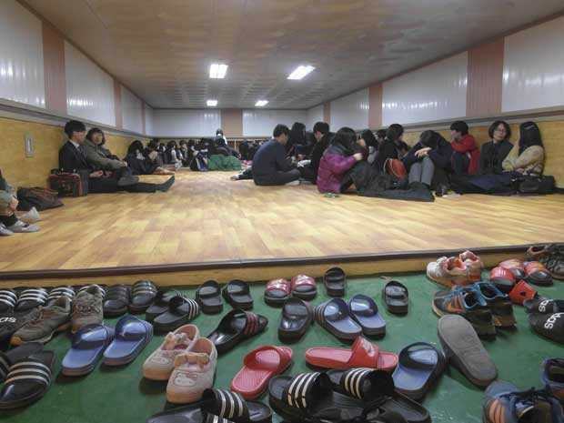 Estudantes e moradores sul-coreanos foram levados para abrigo na ilha de Yeonpyeong, perto da fronteira com a Coreia do Norte, após disparos dos dois países no mar da região (Foto: Yonhap/Reuters)