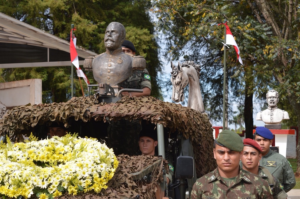 Homenagem ao Patrono da Arma de Cavalaria, general Osório, feita durante a solenidade do 17º RC Mec.