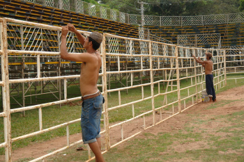 Parque de Exposições está sendo ocupado por empresas Operários trabalhando na montagem da arena do rodeioFoto: Moreira Produções