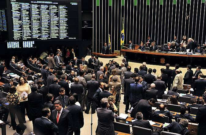 Senado aprova projeto que regulariza incentivos fiscais Senado aprovou projeto de lei complementar que regulariza os incentivos fiscais concedidos pelos estados para atrair empresas e gerar empregos